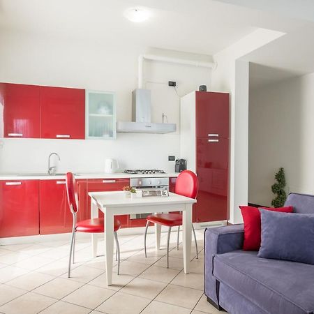 By The Lake Apartments - Centro Storico ديسينسانو ديل غاردا المظهر الخارجي الصورة