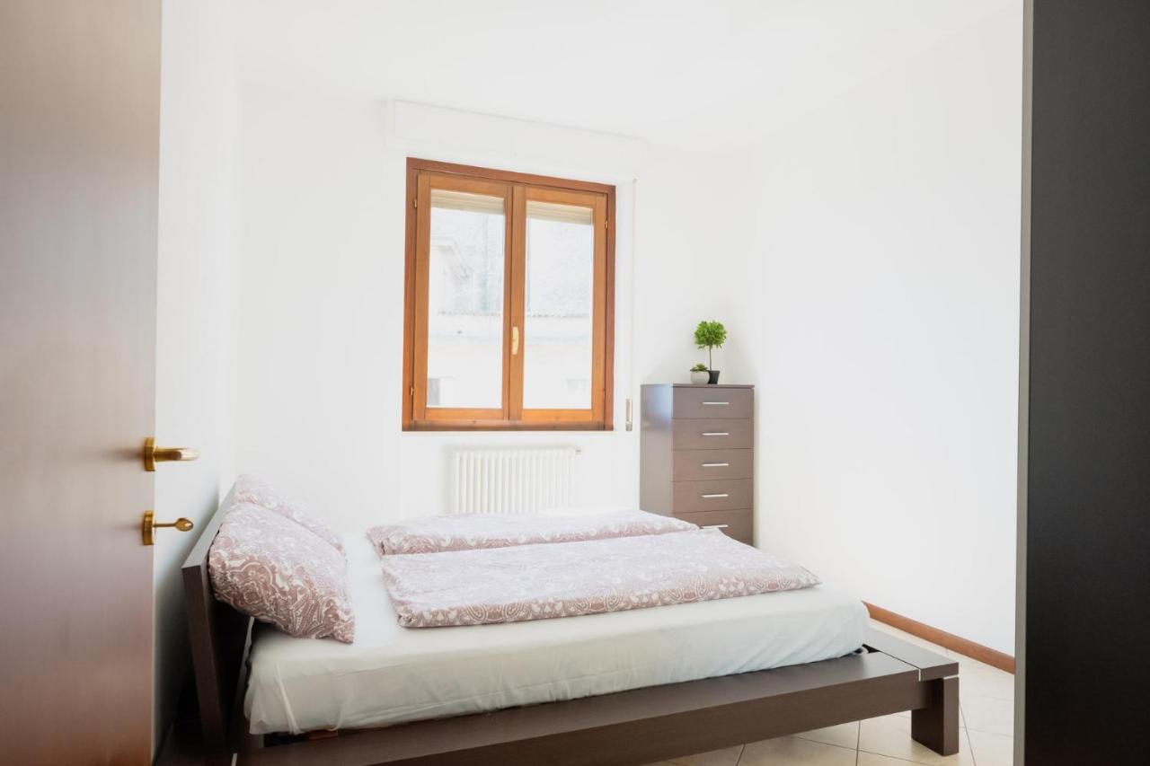 By The Lake Apartments - Centro Storico ديسينسانو ديل غاردا المظهر الخارجي الصورة