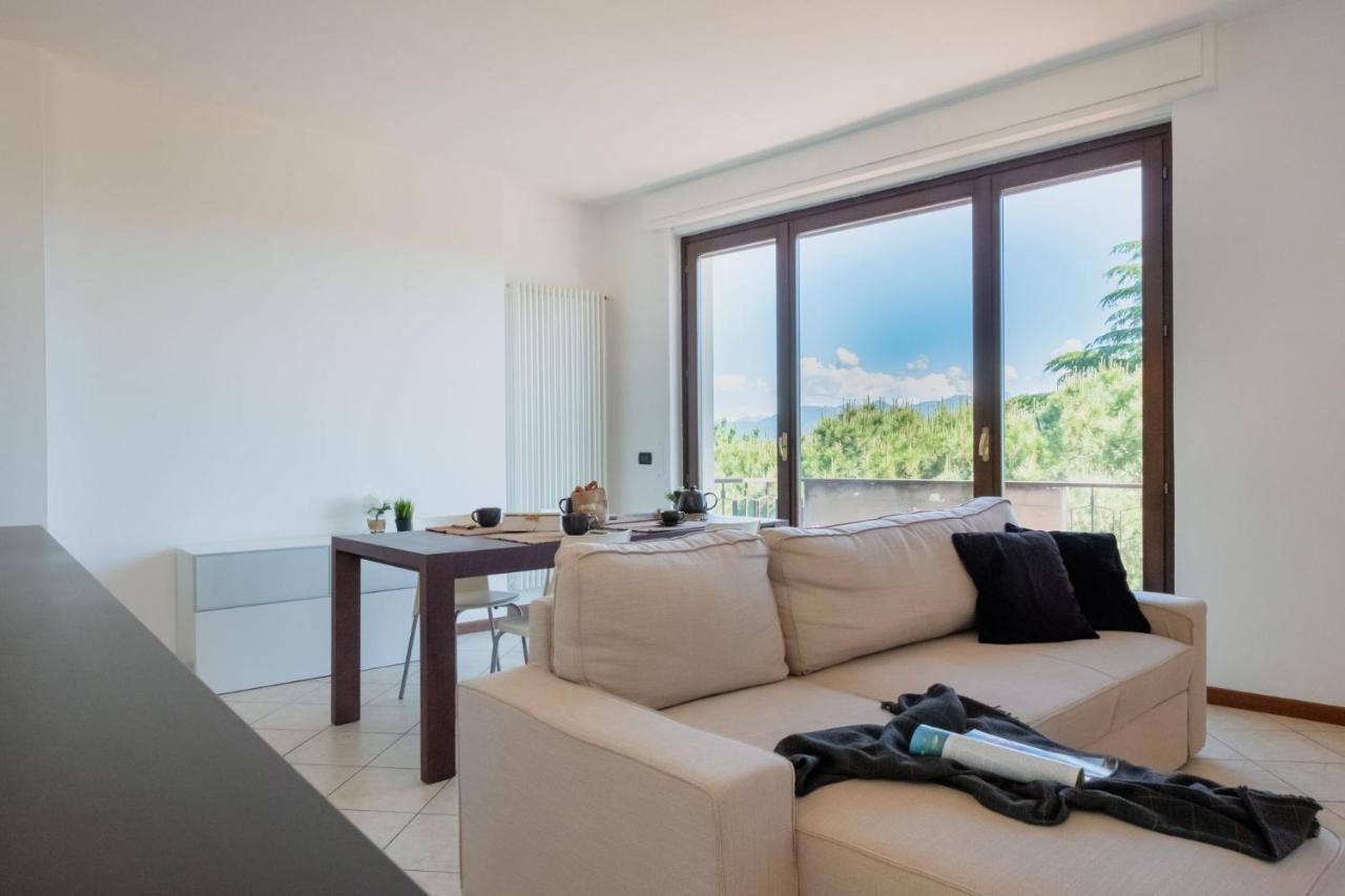 By The Lake Apartments - Centro Storico ديسينسانو ديل غاردا المظهر الخارجي الصورة