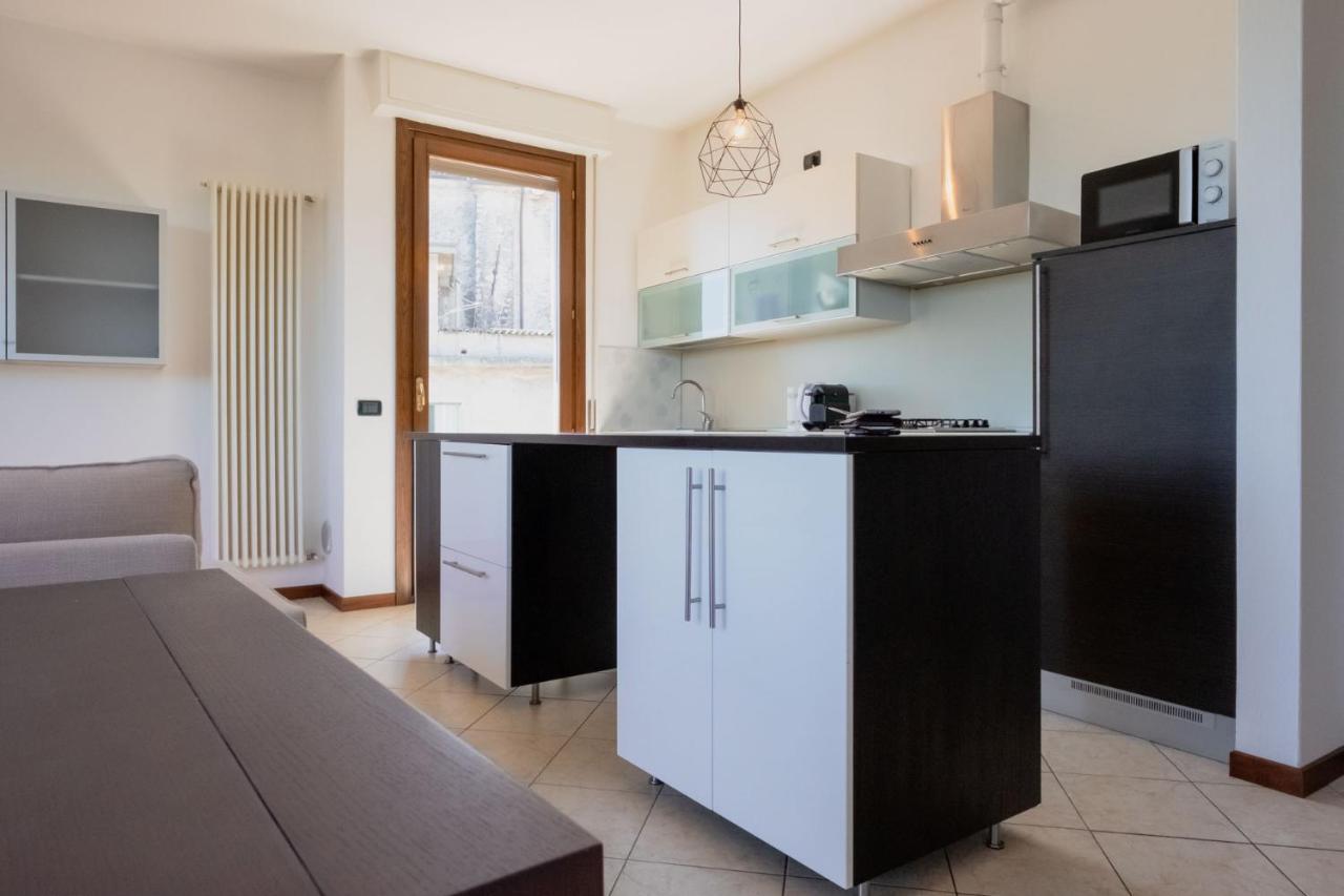By The Lake Apartments - Centro Storico ديسينسانو ديل غاردا المظهر الخارجي الصورة
