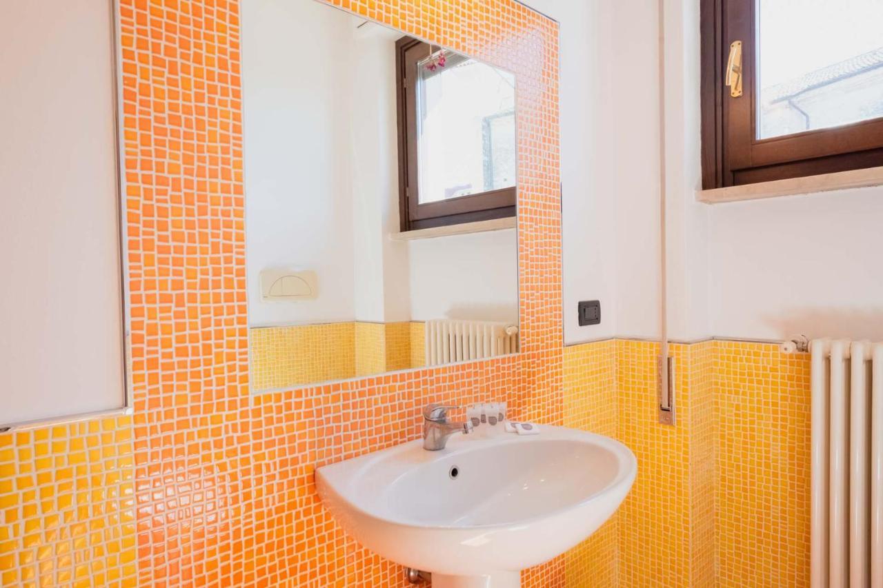 By The Lake Apartments - Centro Storico ديسينسانو ديل غاردا المظهر الخارجي الصورة