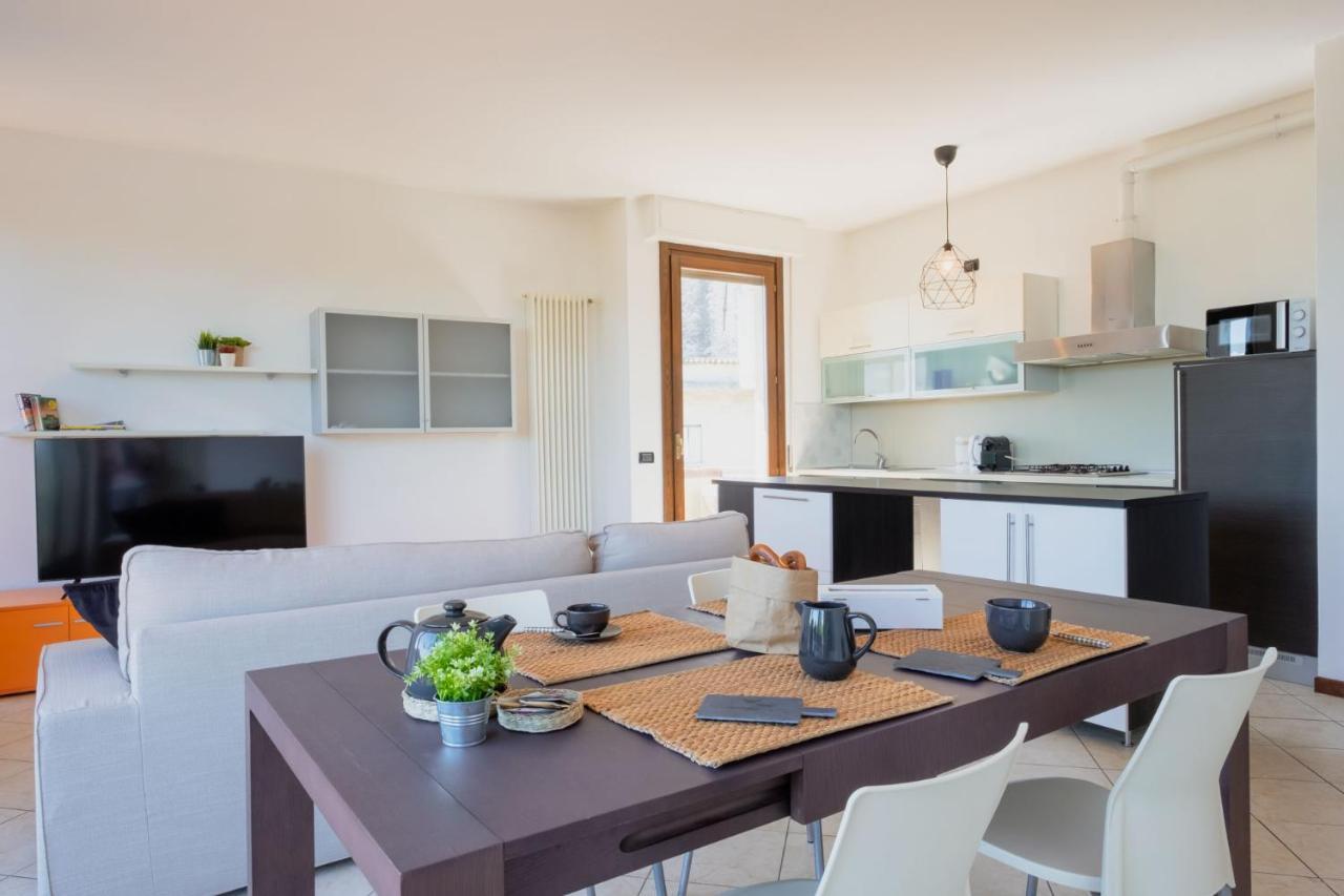 By The Lake Apartments - Centro Storico ديسينسانو ديل غاردا المظهر الخارجي الصورة