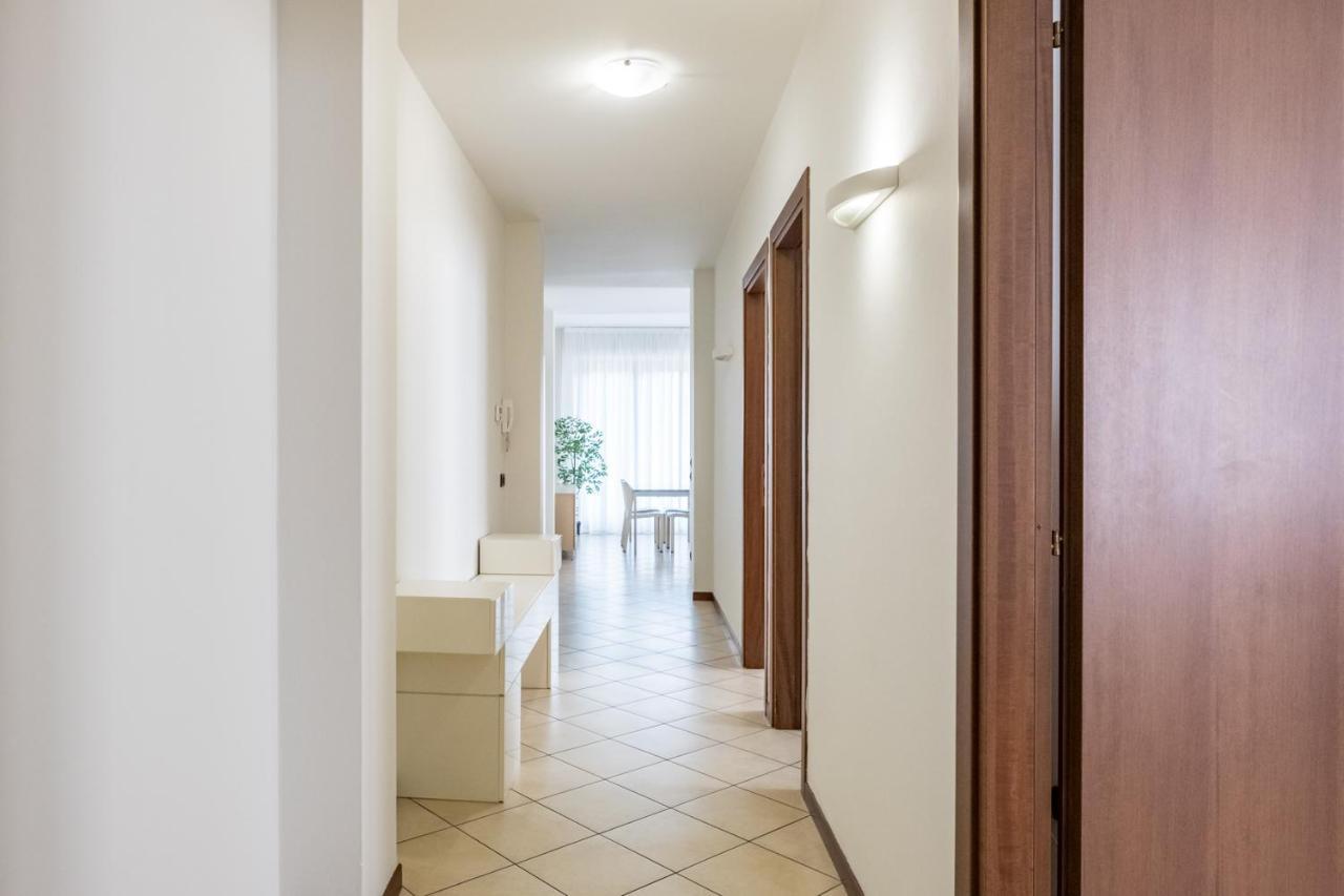By The Lake Apartments - Centro Storico ديسينسانو ديل غاردا المظهر الخارجي الصورة