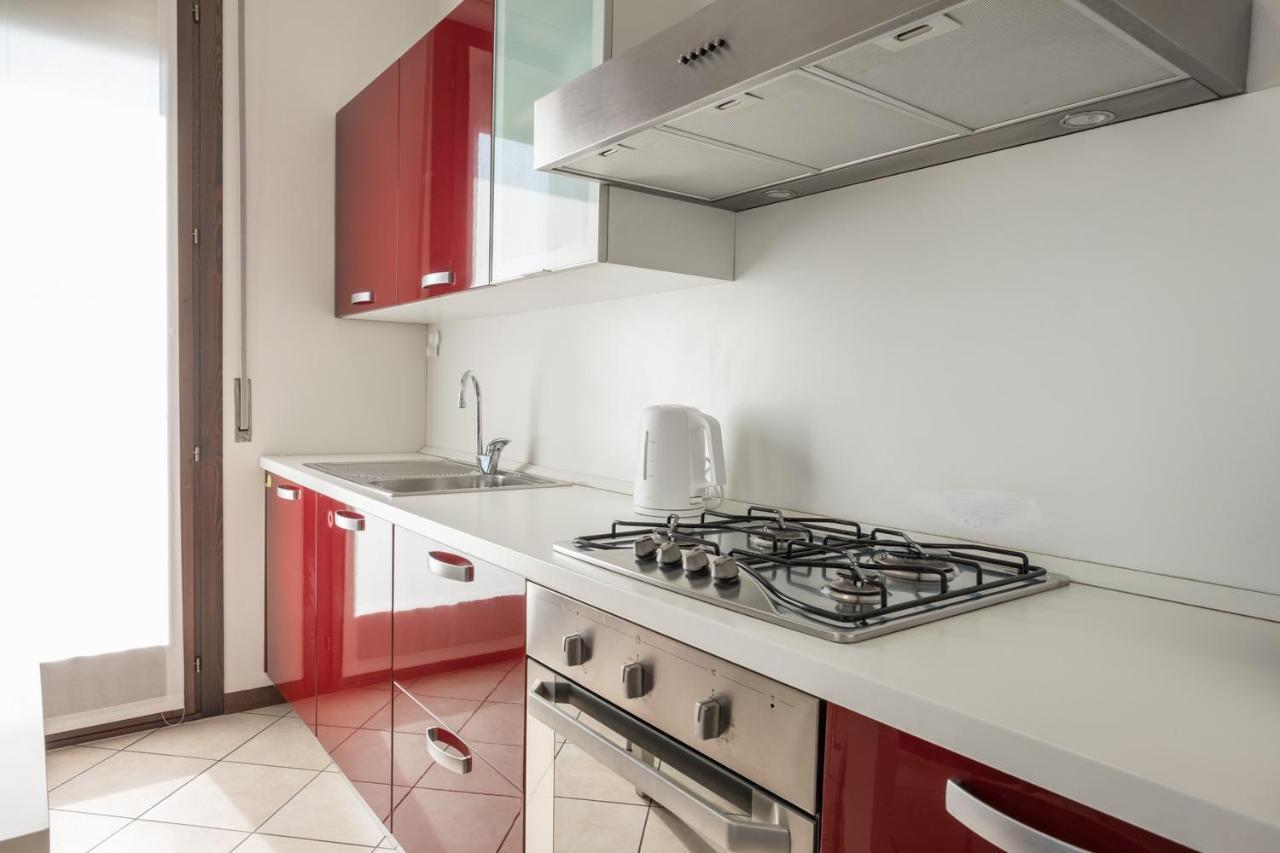 By The Lake Apartments - Centro Storico ديسينسانو ديل غاردا المظهر الخارجي الصورة