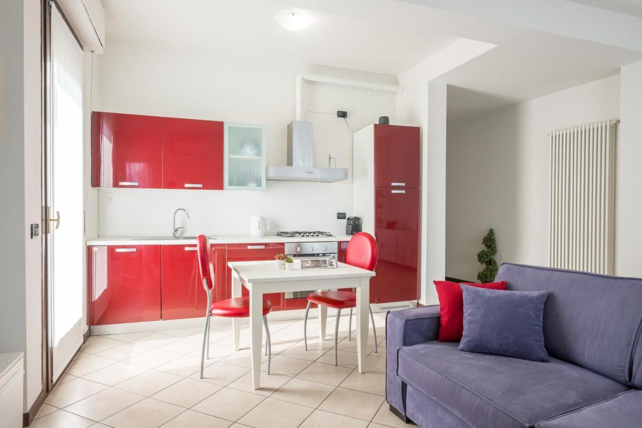 By The Lake Apartments - Centro Storico ديسينسانو ديل غاردا المظهر الخارجي الصورة
