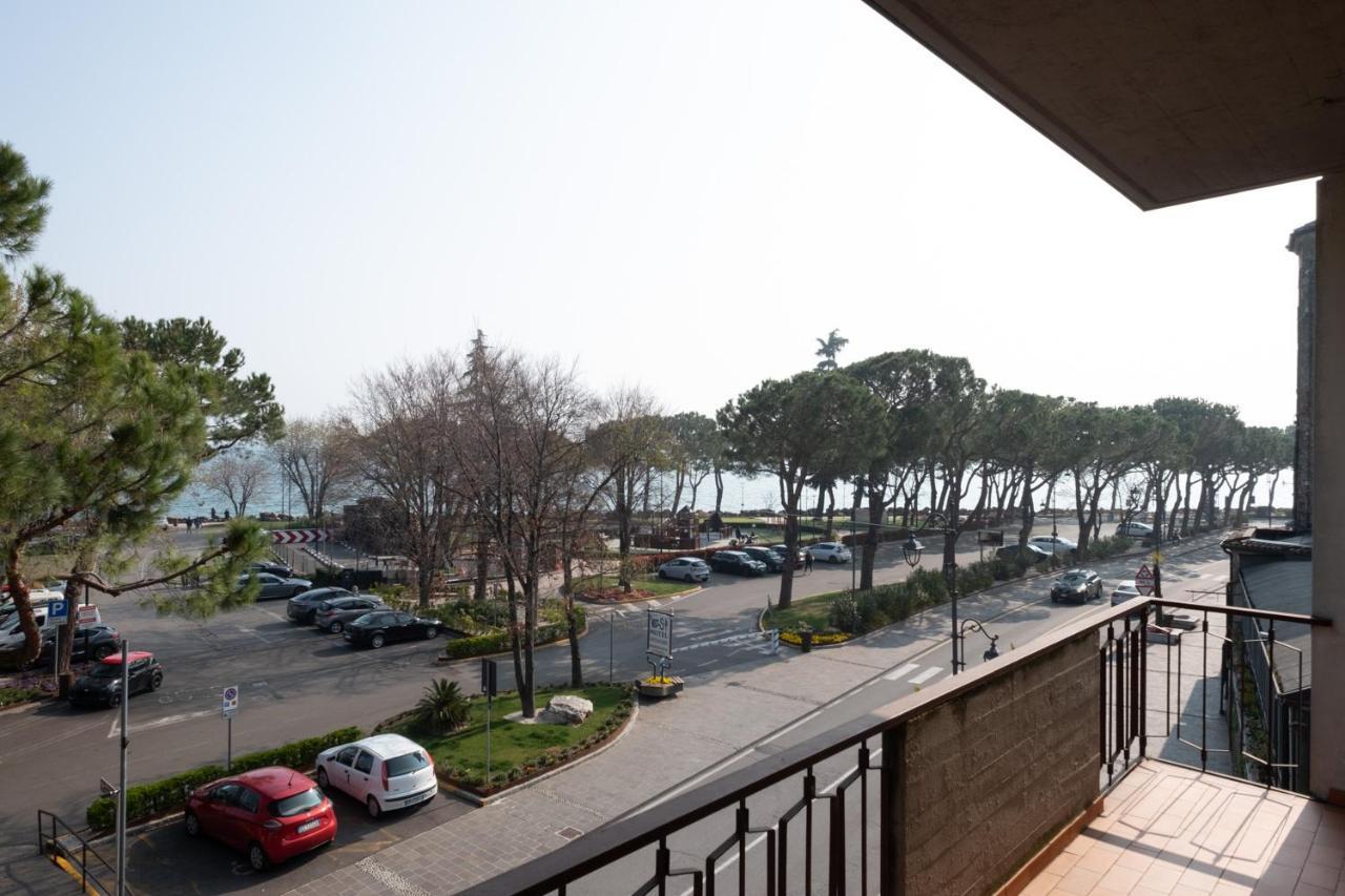 By The Lake Apartments - Centro Storico ديسينسانو ديل غاردا المظهر الخارجي الصورة