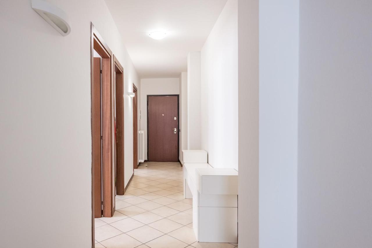 By The Lake Apartments - Centro Storico ديسينسانو ديل غاردا المظهر الخارجي الصورة
